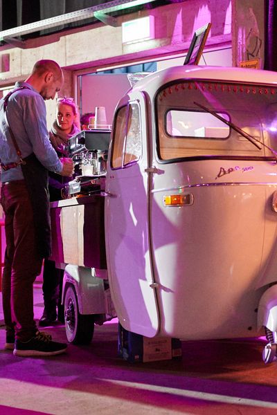 Kaffee wird von einem Oldtimer Trike ausgegeben