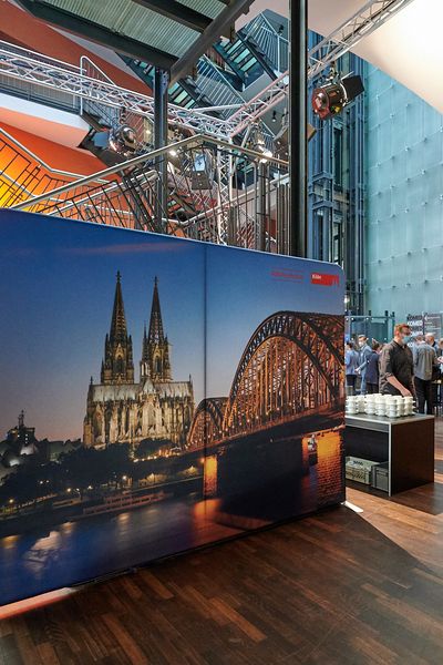 Stellwand mit dem Dom und der Hohenzollernbrücke im Foyer des KOMED