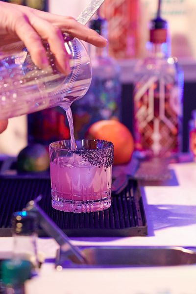 Cocktail wird in ein Glas gegossen