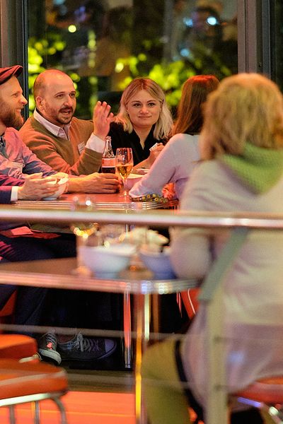 Personen unterhalten sich auf einem Networking Event