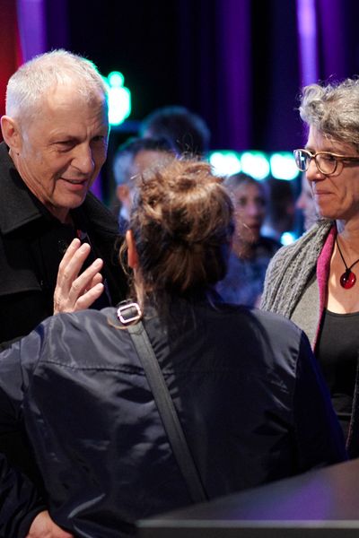 Menschen unterhalten sich auf einer Networking Veranstaltung