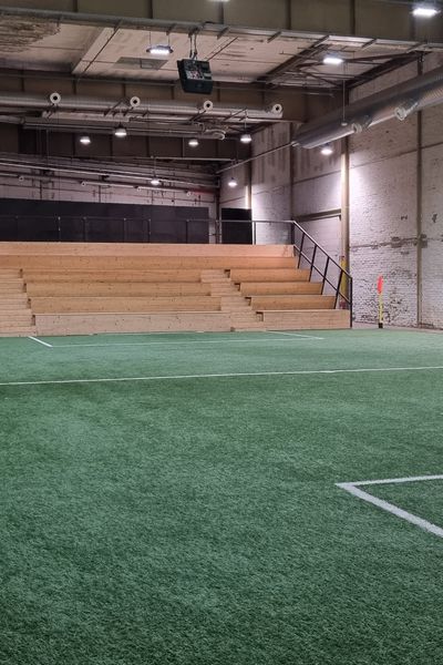Straßenkickerbase: Konferenzraum im Fußballplatz-Stil