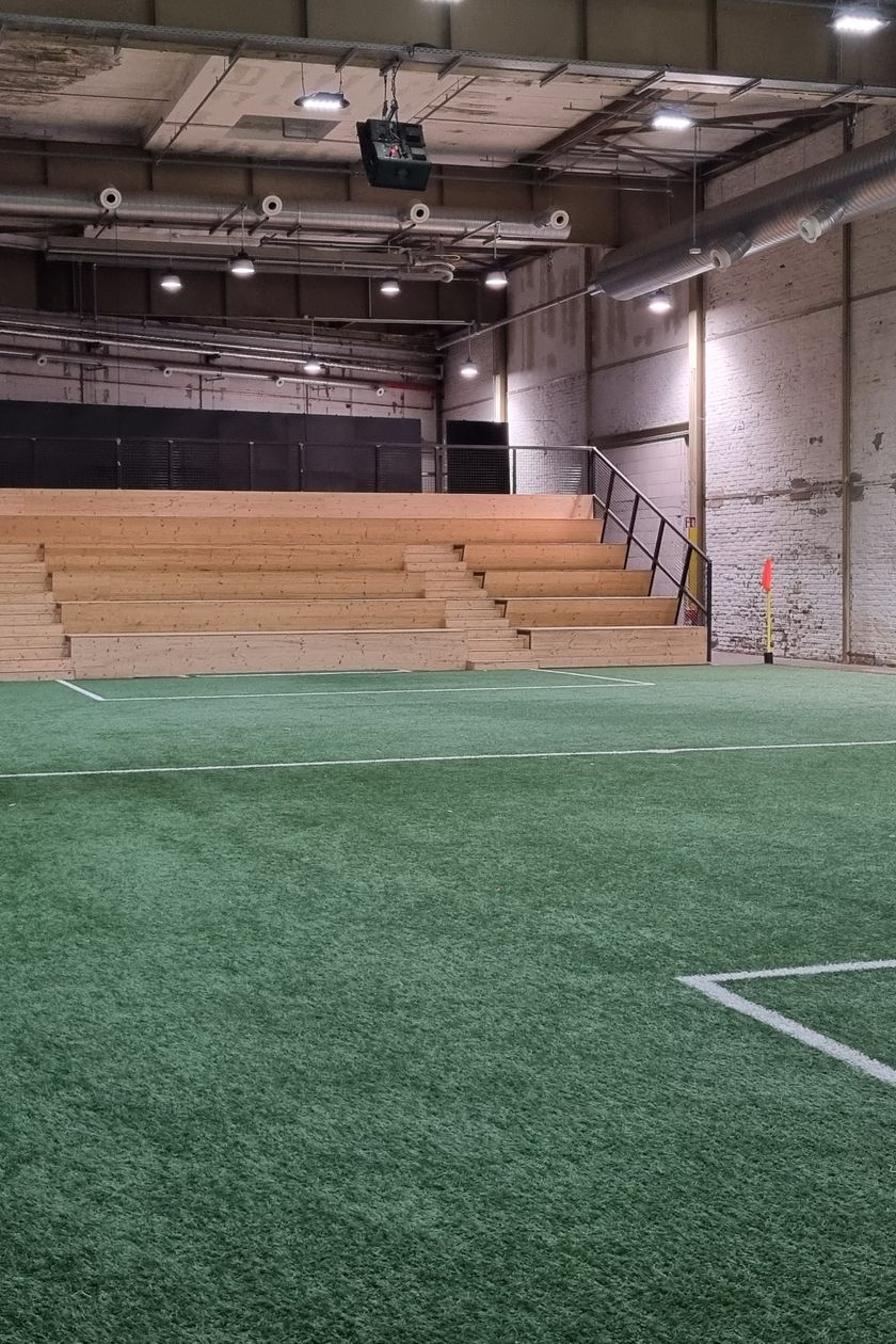Straßenkickerbase: Konferenzraum im Fußballplatz-Stil