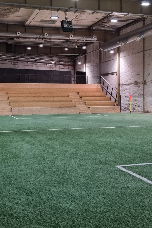 Straßenkickerbase: Konferenzraum im Fußballplatz-Stil