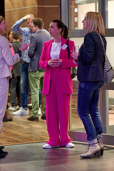 Gäste unterhalten sich auf der Networking Veranstaltung