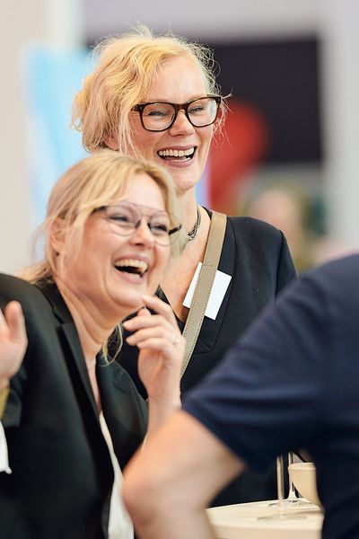 Menschen unterhalten sich auf einer Networking Veranstaltung