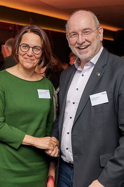 Frau und Mann lassen sich auf einer Veranstaltung fotografieren
