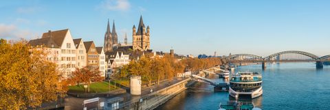 Panoramablick über die Kölner Altstadt und das Rheinufer im Herbst