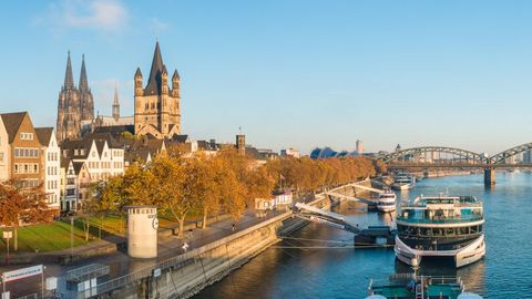 Panoramablick über die Kölner Altstadt und das Rheinufer im Herbst
