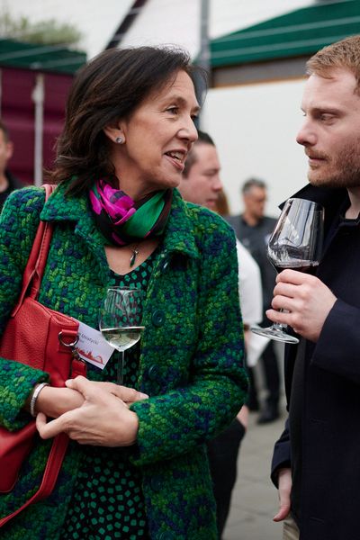 Menschen unterhalten sich auf einer Networking Veranstaltung