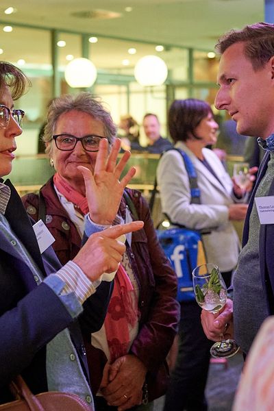 Gäste unterhalten sich auf der Networking Veranstaltung