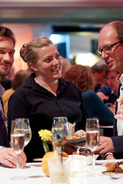 Gäste unterhalten sich auf der Networking Veranstaltung