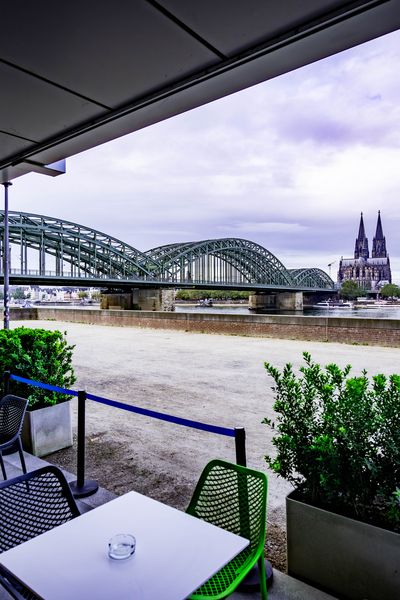 Aussicht von der Terrasse auf die Hohenzollernbrücke und den Dom