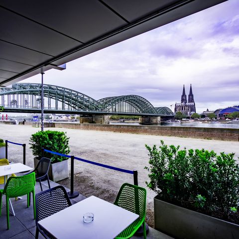 Aussicht von der Terrasse auf die Hohenzollernbrücke und den Dom