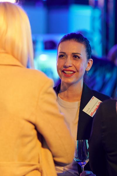 Personen unterhalten sich auf einer Networking Veranstaltung