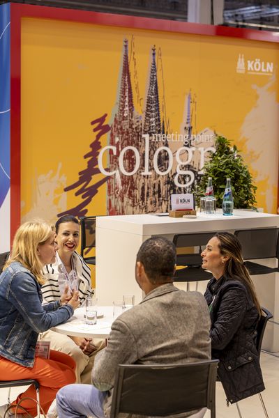 Kundengespräch am Tisch auf dem Messestand des CCB