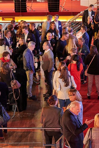 Menschenmenge auf einer Networking Veranstaltung