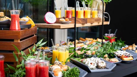 Catering Buffet mit Sushi und Säften