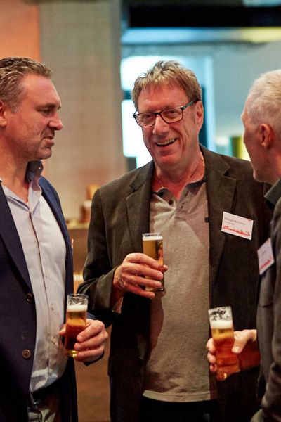 Gäste unterhalten sich auf der Networking Veranstaltung