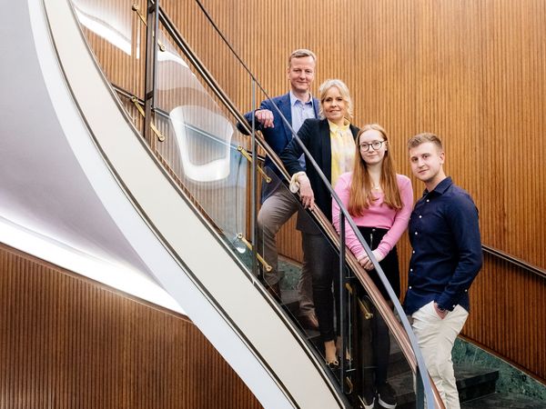Studierende und Dozent*innen stehen zur Einweihung auf der Treppe in der IU im Gerlingquartier