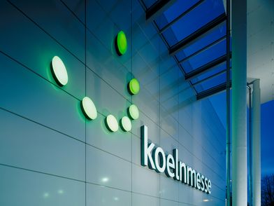 Logo der Koelnmesse am Eingang Nord