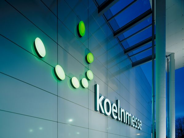 Logo der Koelnmesse am Eingang Nord