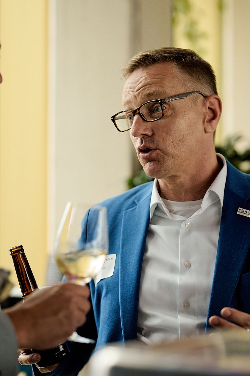 Menschen unterhalten sich beim Networking Event