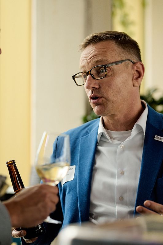 Menschen unterhalten sich beim Networking Event