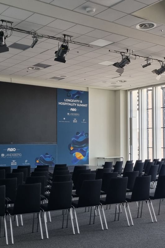 Konferenzraum mit Bühne und Reihenbestuhlung im Confex