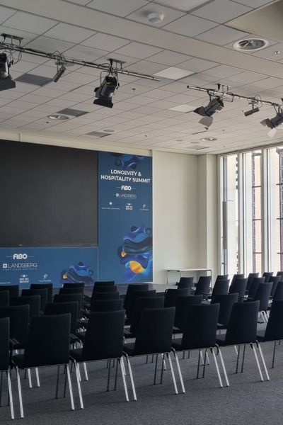 Konferenzraum mit Bühne und Reihenbestuhlung im Confex