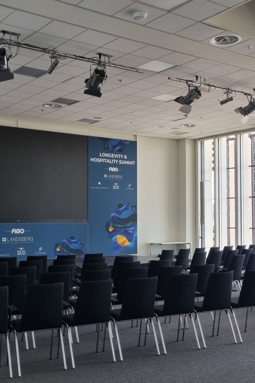 Konferenzraum mit Bühne und Reihenbestuhlung im Confex