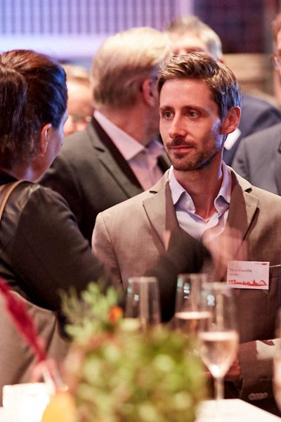 Gäste unterhalten sich auf der Networking Veranstaltung