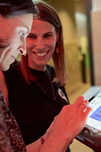 Zwei Frauen schauen auf ein Tablet