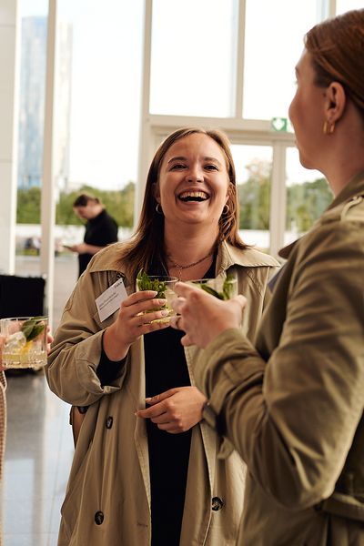 Menschen unterhalten sich auf einer Networking Veranstaltung