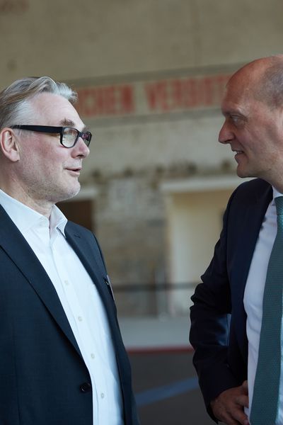 Personen unterhalten sich auf einem Networking Event