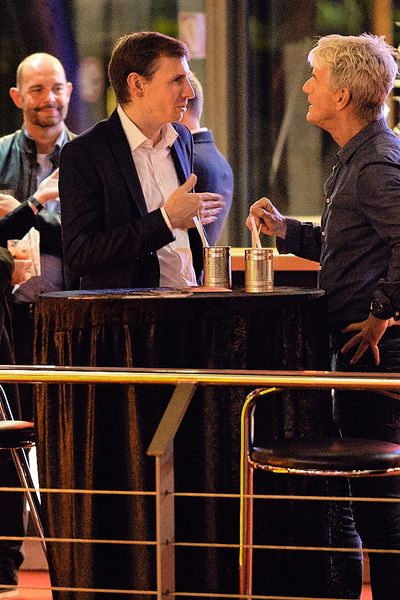 Personen unterhalten sich auf einem Networking Event