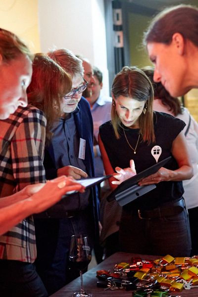 Gäste unterhalten sich auf der Networking Veranstaltung