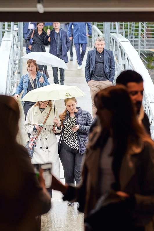 Einlass Networking Event: Menschen laufen die Rampe runter zum Eventschiff