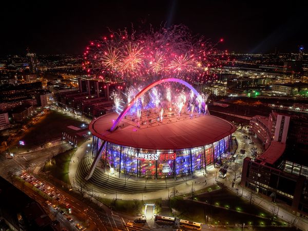 LANXESS arena Köln mit Feuerwerk auf dem Dach