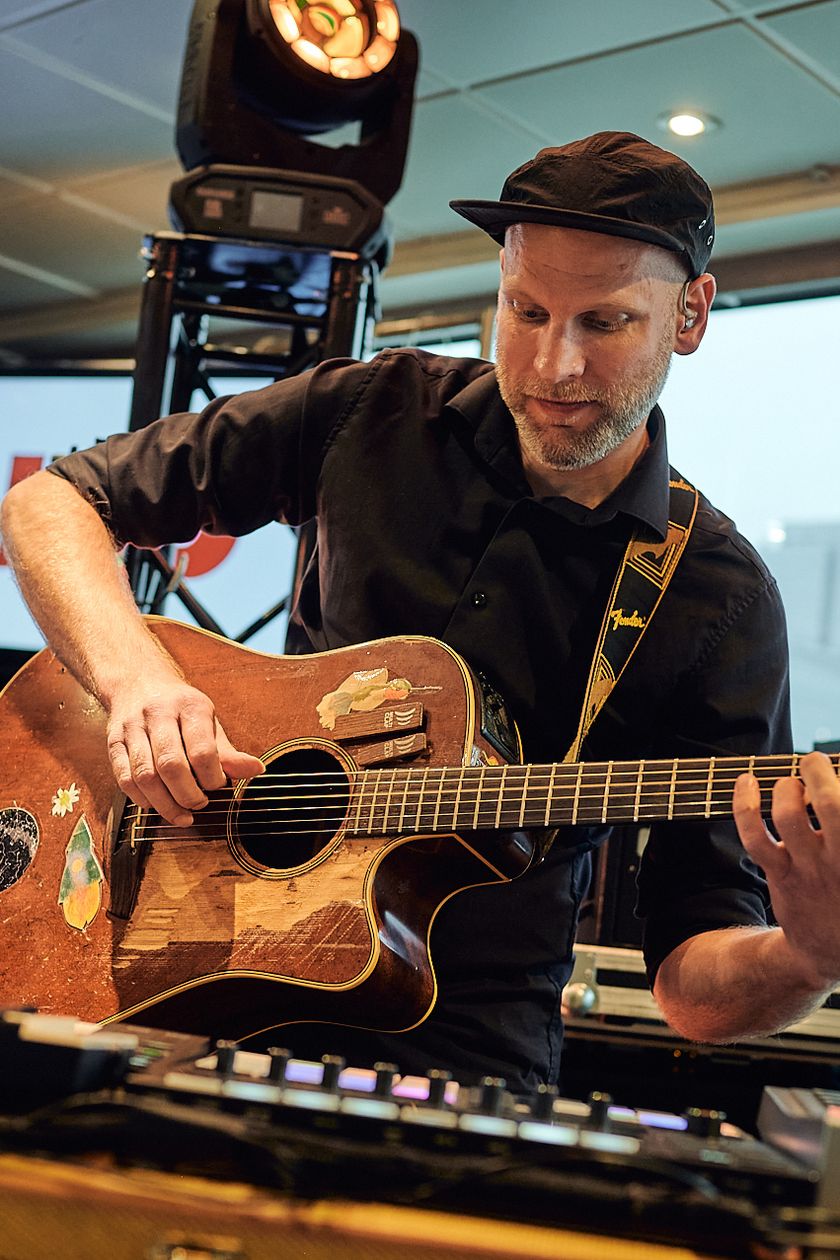 Loop Artist Matti spielt Gitarre