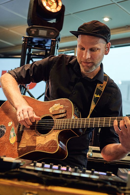Loop Artist Matti spielt Gitarre