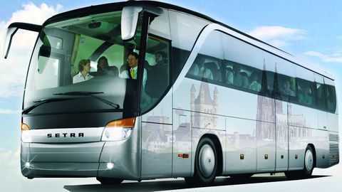Silberner Reisebus in Köln