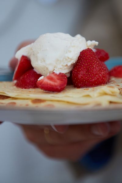 Crepes mit Erdbeeren und Sahne auf einem Teller