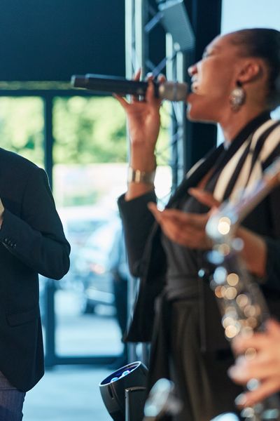 Band mit Sängerin, Saxophonistin und DJ auf der Bühne