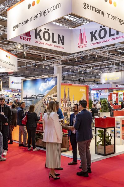 Laufkundschaft vor dem Messestand des CCB