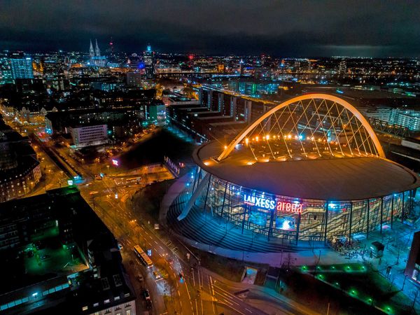 Lanxess arena von außen bei Nacht