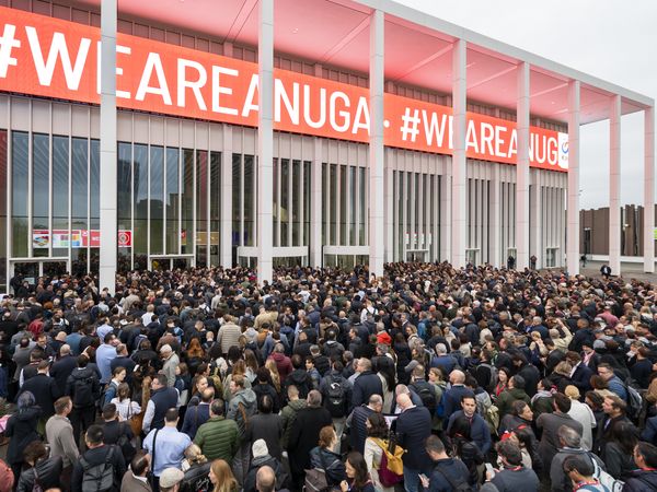 Menschenmenge steht am Eingang der Koelnmesse zur Angua.
