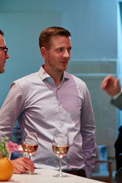 Gäste unterhalten sich auf der Networking Veranstaltung