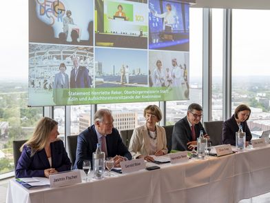 Die Geschäftsführung der Koelnmesse und die Kölner Oberbürgermeisterin Henriette Reker sitzen in einer Reihe am Tisch zu Finanz Pressekonferenz