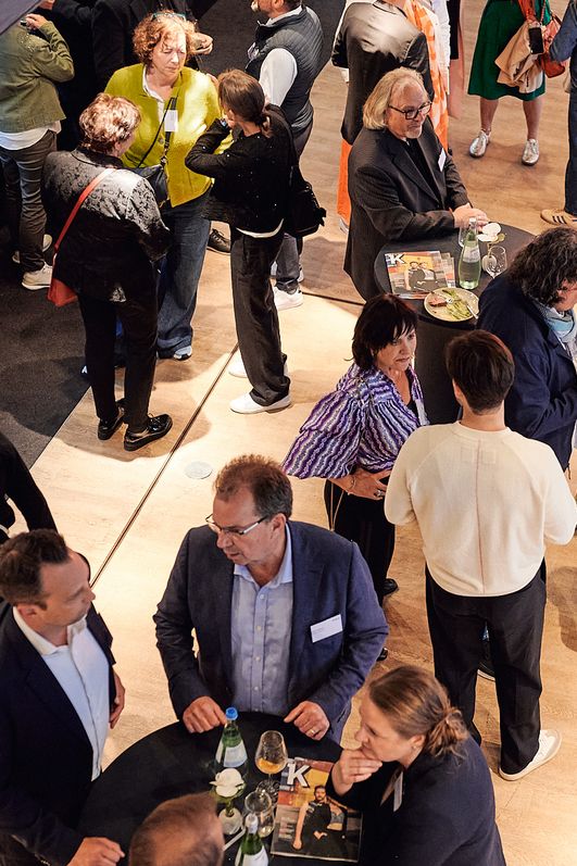 Personen auf einem Networking Event von oben fotografiert